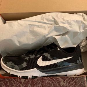 Nike camouflage shoes never been worn